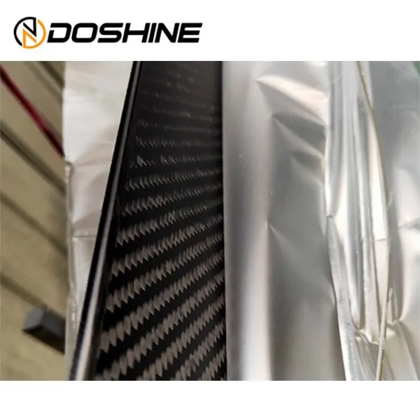 Plaques de fibra de carboni produïdes en tancs de premsa en calent